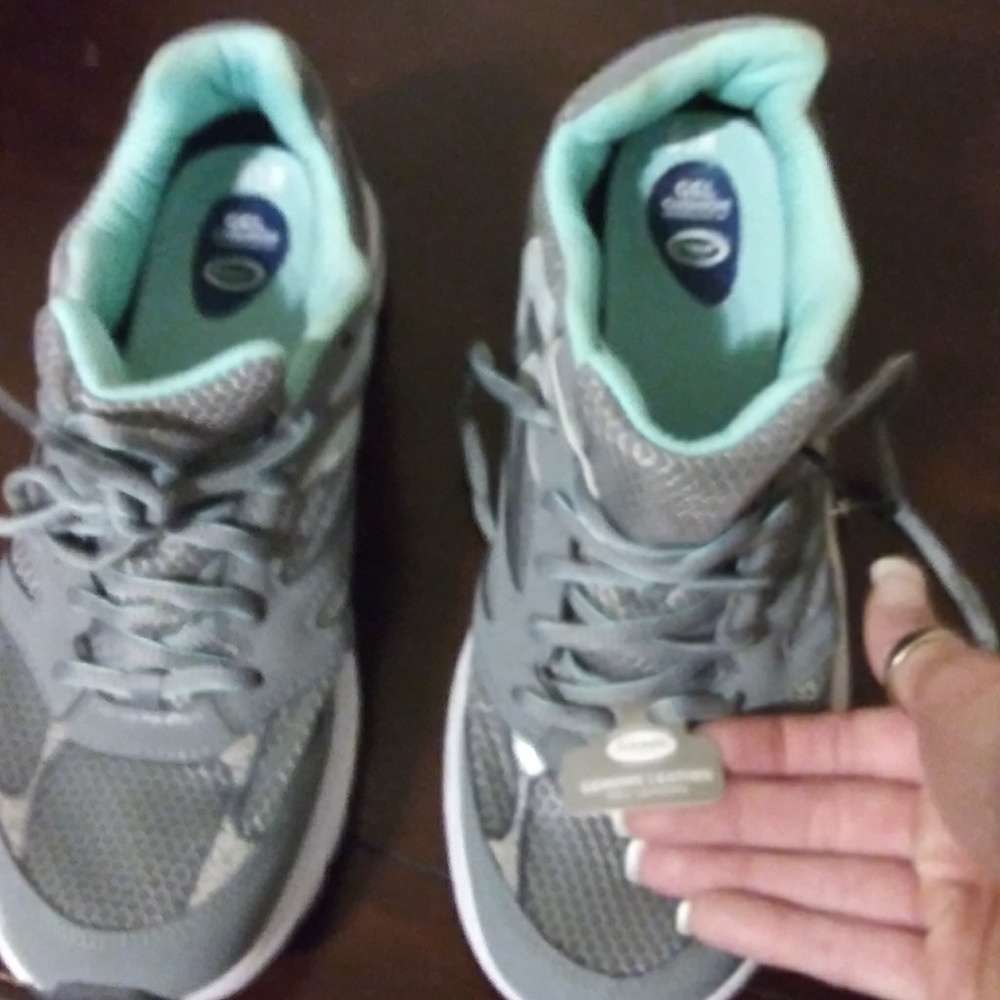 Dr. Scholl's size 8 tennis shoes brand new